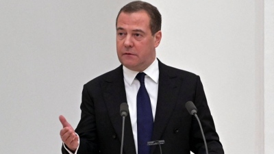 Medvedev attacks EU: Ursula an old hag, Macron a servile “Lucy,” Merz petty