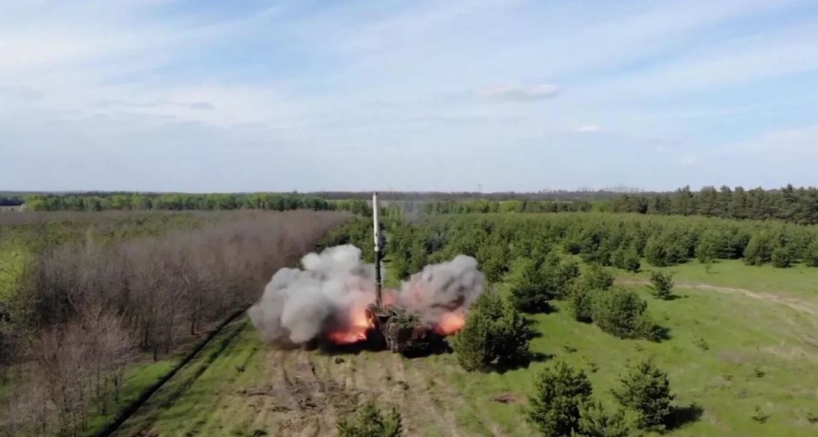 Ρωσικός πύραυλος Iskander διέλυσε τρένο με τεθωρακισμένα οχήματα των Ουκρανών