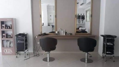 Τρέχουν να προλάβουν: Χαμός στα κομμωτήρια από ανεμβολίαστους για να προλάβουν τα μέτρα του Σαββάτου 6/11