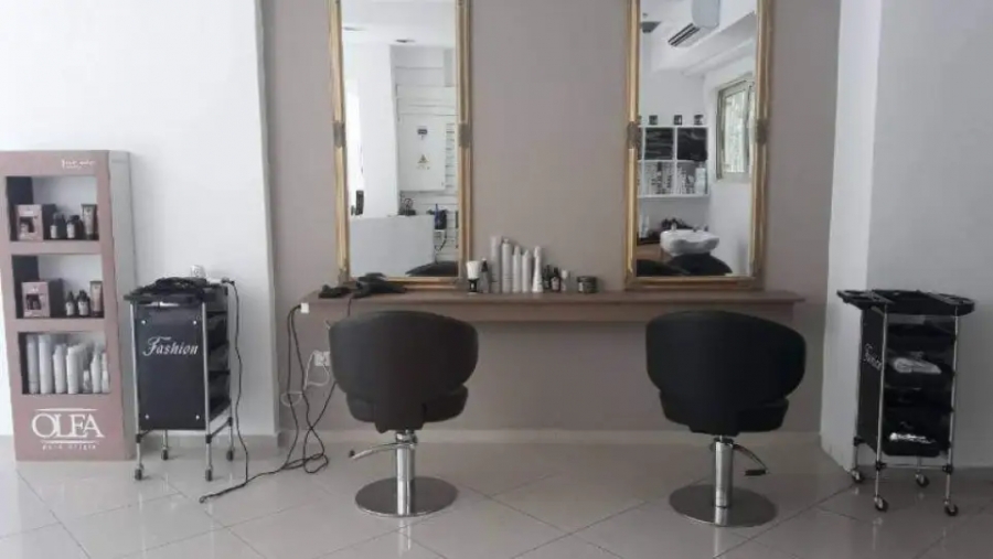 Τρέχουν να προλάβουν: Χαμός στα κομμωτήρια από ανεμβολίαστους για να προλάβουν τα μέτρα του Σαββάτου 6/11