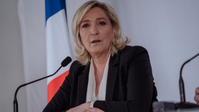 Γαλλία: Ακόμα και η Le Pen γύρισε την πλάτη στον φίλο της Vladimir Putin
