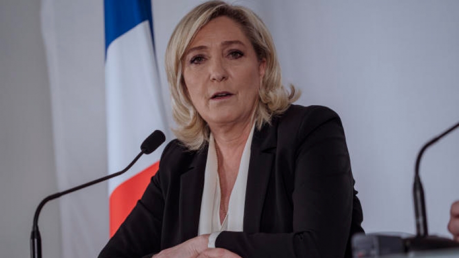 Γαλλία: Ακόμα και η Le Pen γύρισε την πλάτη στον φίλο της Vladimir Putin