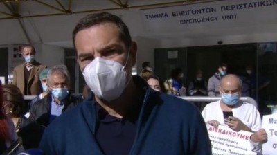 Εμβολιάστηκε χωρίς κάμερες ο Τσίπρας: Να μη νιώθουν ανασφάλεια οι πολίτες απέναντι στο εμβόλιο