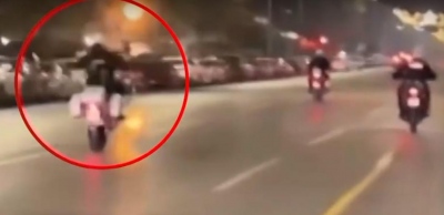 Αστυνομικός κάνει «σούζα» με μοτοσυκλέτα της ΕΛ.ΑΣ ίσως για να... υποδεχθεί έτσι τον Μιχάλη Χρυσοχοΐδη στο γνώριμο Υπουργείο