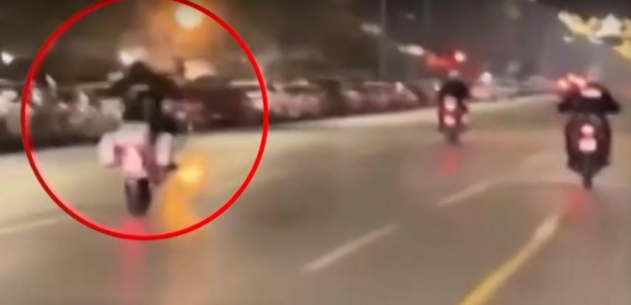 Αστυνομικός κάνει «σούζα» με μοτοσυκλέτα της ΕΛ.ΑΣ ίσως για να... υποδεχθεί έτσι τον Μιχάλη Χρυσοχοΐδη στο γνώριμο Υπουργείο