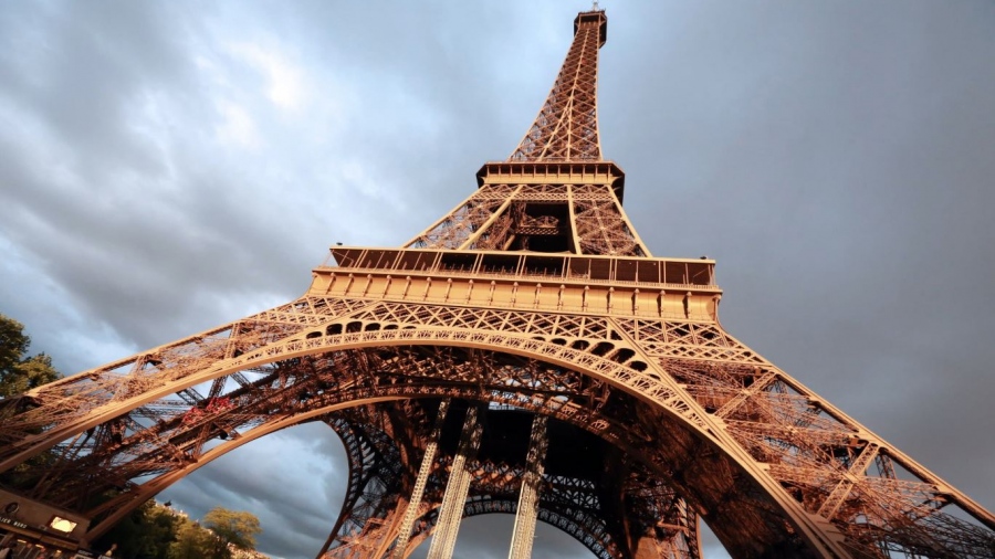 Ο Ρώσος που έπεσε από τον... Πύργο του Άιφελ και επιβίωσε - Οι γιατροί δεν τον πίστευαν