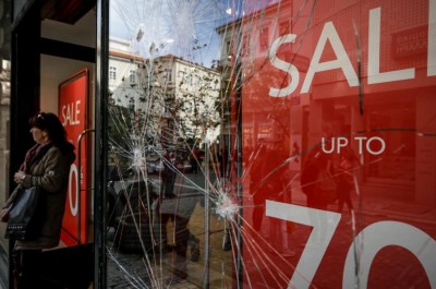 Βανδαλισμοί σε βιτρίνες καταστημάτων και δύο ΑΤΜ τα ξημερώματα στην Ερμού