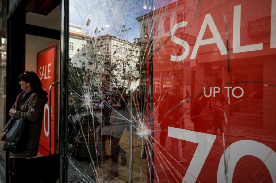 Βανδαλισμοί σε βιτρίνες καταστημάτων και δύο ΑΤΜ τα ξημερώματα στην Ερμού