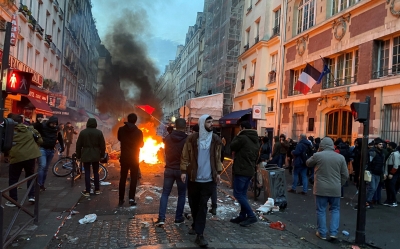 Πεδίο μάχης το Παρίσι – Αναποδογυρισμένα αυτοκίνητα και πυρκαγιές - Έκρυθμη η κατάσταση μετά τη δολοφονία των τριών Κούρδων