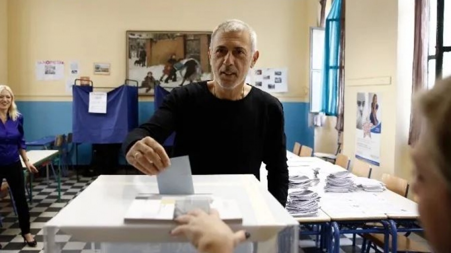 Στον Πειραιά ψήφισε ο Μώραλης: Εύχομαι να αυξηθεί η συμμετοχή