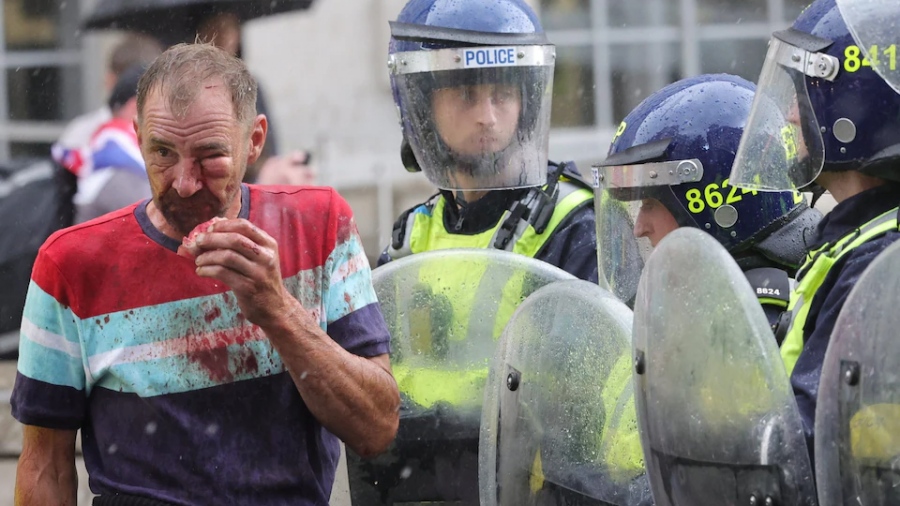 Πρωτοφανής καταστολή σε πατριωτική συγκέντρωση στη Βρετανία - Ακροαριστεροί ξεκίνησαν επεισόδια για να τη διαλύσουν