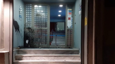 Βόμβες μολότοφ, πέτρες και μπογιές στα γραφεία του Action 24 για τον Δημήτρη Κουφοντίνα - Καταδίκη από τα κόμματα