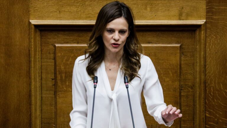 Αχτσιόγλου (ΣΥΡΙΖΑ): Σαν τον κλέφτη η κυβέρνηση καταργεί άλλο ένα δικαίωμα των εργαζομένων