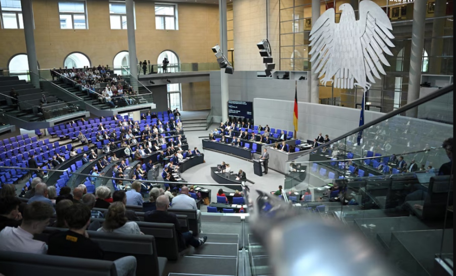 Γερμανία - Συνταγή οικονομικής αυτοκτονίας χωρίς φρένο από Mertz – Οι υπέρογκες κρατικές δαπάνες σκοτώνουν την ιδιωτική οικονομία