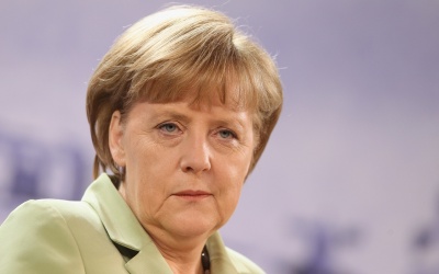 Merkel: Η ΕΕ πρέπει να εξασφαλίσει μια μακροπρόθεσμη απαλλαγή από τους δασμούς των ΗΠΑ