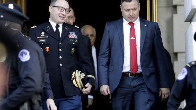 Ο Trump απέλυσε δύο αμερικανούς αξιωτούχους που κατέθεσαν εναντίον του στην υπόθεση της Ουκρανίας