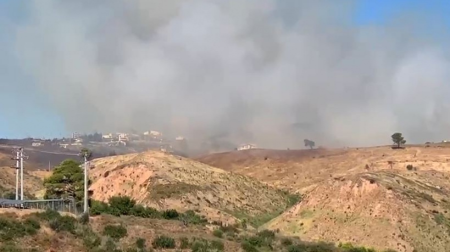 Μάχη με τις φλόγες στη Δροσοπηγή Αφιδνών - Επιχειρούν 92 πυροσβέστες, 5 εναέρια μέσα - Κυκλοφοριακές ρυθμίσεις, μήνυμα 112