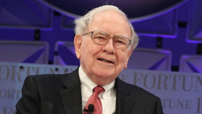 O Buffett με περιουσία 123 δισ. δολ. «νικά» τον Page της Alphabet - Σε απόσταση αναπνοής από Gates και Ellison της Oracle