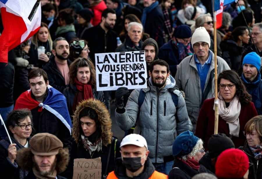 Καταρρέει το αφήγημα των πιστοποιητικών εμβολιασμού και της υποχρεωτικότητας – Η μία μετά την άλλη, οι χώρες της Ευρώπης αίρουν τα μέτρα