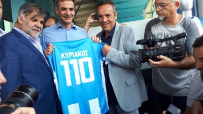 Επίσκεψη Μητσοτάκη στα περίπτερα της ΔΕΘ -  Του χάρισαν φανέλες και τσίπουρο