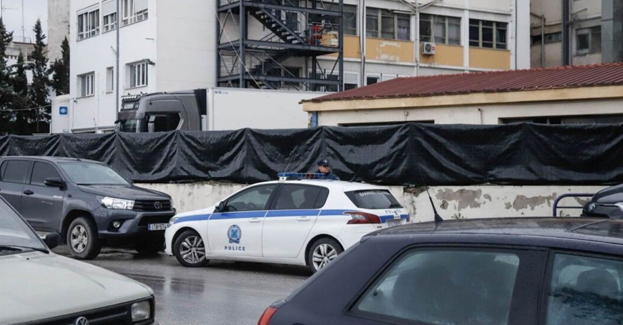 Τέμπη - Εικόνες σοκ: Μαύρο πανί «κρύβει» τη μεταφορά σορών στο νοσοκομείο Λάρισας