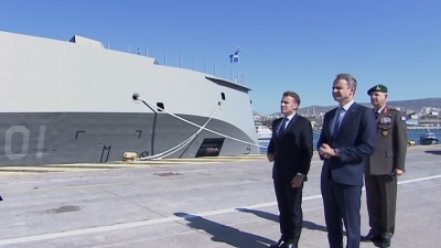 Στον Πειραιά Μητσοτάκης και Macron - Επίσκεψη στη φρεγάτα «Κίμων»