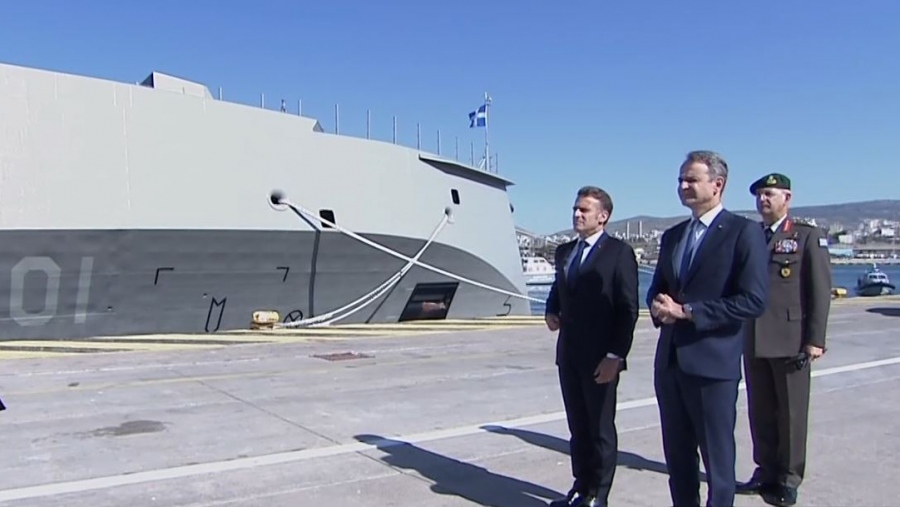 Στον Πειραιά Μητσοτάκης και Macron - Επίσκεψη στη φρεγάτα «Κίμων»