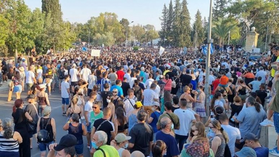 Κύπρος: Πορείες διαμαρτυρίας κατά των μέτρων για τον Covid – Επεισόδια έξω από τηλεοπτικό σταθμό