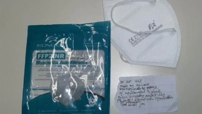 Απίστευτο σημείωμα σε συσκευασία μάσκας κορωνοϊού: «Μην τη χρησιμοποιήσετε»