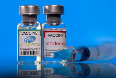 Οι ΗΠΑ αναγνωρίζουν τον κίνδυνο σοβαρών παρενεργειών από τα εμβόλια mRNA και αλλάζουν το εμβολιαστικό πρόγραμμα