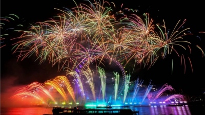 Tα νησιά Κιριμπάτι και η Νέα Ζηλανδία υποδέχθηκαν πρώτα το 2024 με πυροτεχνήματα να κάνουν την νύχτα μέρα