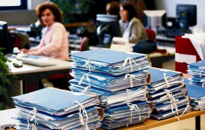 Αντί να απολυθούν 150.000 δημόσιοι υπάλληλοι προσλαμβάνονται 10.000 προεκλογικά – Θεσμικά και ηθικά απαράδεκτη επιλογή