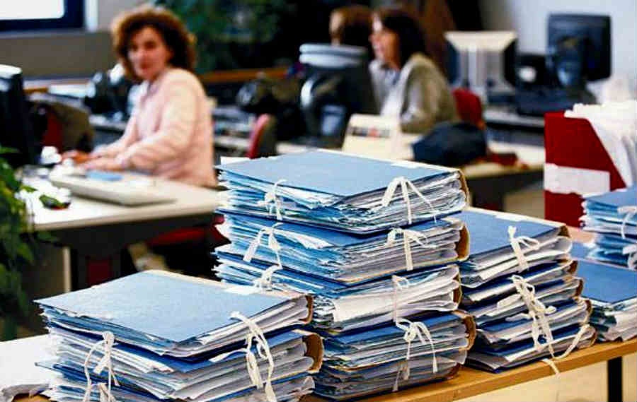 Αντί να απολυθούν 150.000 δημόσιοι υπάλληλοι προσλαμβάνονται 10.000 προεκλογικά – Θεσμικά και ηθικά απαράδεκτη επιλογή