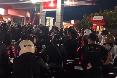 «Πωλείται σε μπουκάλια στο δρόμο» - Χάος στο Μπαλί: Τελείωσε η βενζίνη, λιποθυμούν στις ουρές