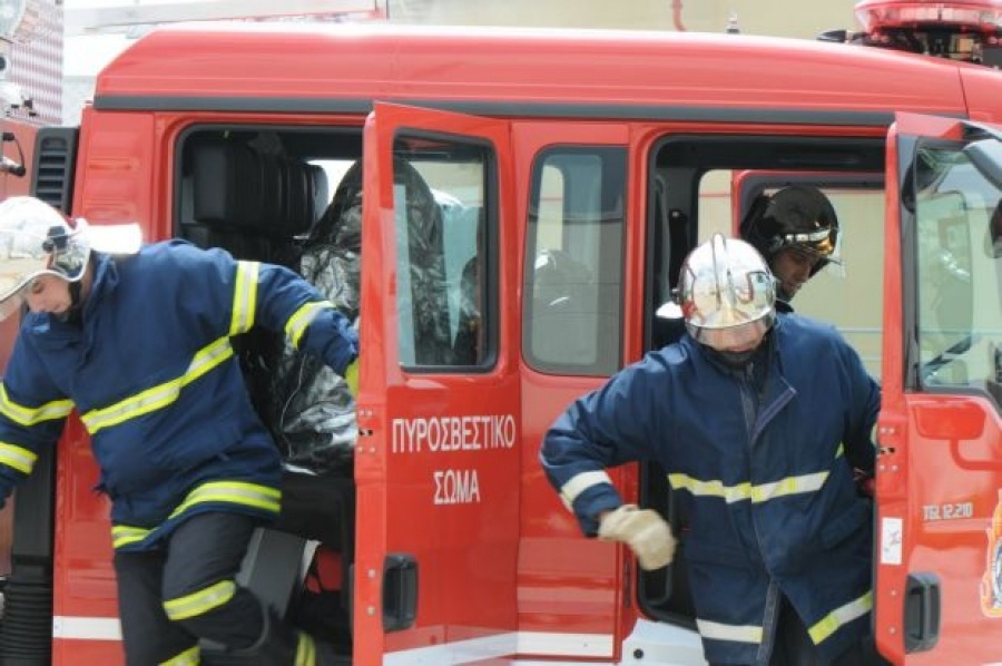 Πυρκαγιά σε κτίριο στο Μοναστηράκι - Την κατάσβεση επιχειρούν οι πυροσβεστικές δυνάμεις