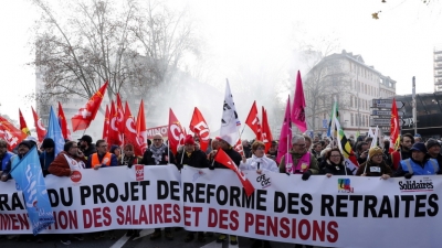 Συγκλονίζεται η Γαλλία από μεγάλες διαδηλώσεις για το συνταξιοδοτικό – Αντιμέτωπος με την παράλυση της χώρας ο Macron