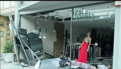 Ισχυρή έκρηξη στο Βύρωνα – Στόχος ΑΤΜ που στεγαζόταν σε κατάστημα με ρούχα