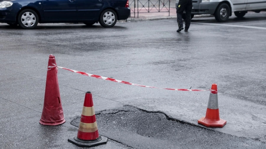 Διακοπή κυκλοφορίας στον Άγιο Δημήτριο λόγω καθίζησης του οδοστρώματος