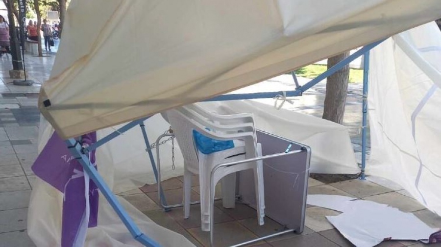 Κατέστρεψαν το προεκλογικό κιόσκι του ΣΥΡΙΖΑ – ΠΣ στην Κόρινθο