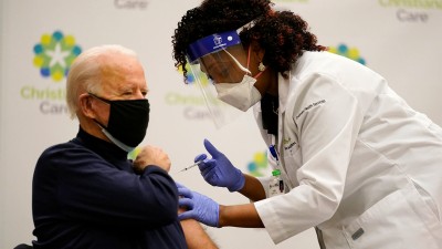 Biden (ΗΠΑ): Εμβολιάστηκε σε ζωντανή σύνδεση για κάμψη των ενδοιασμών των αρνητών