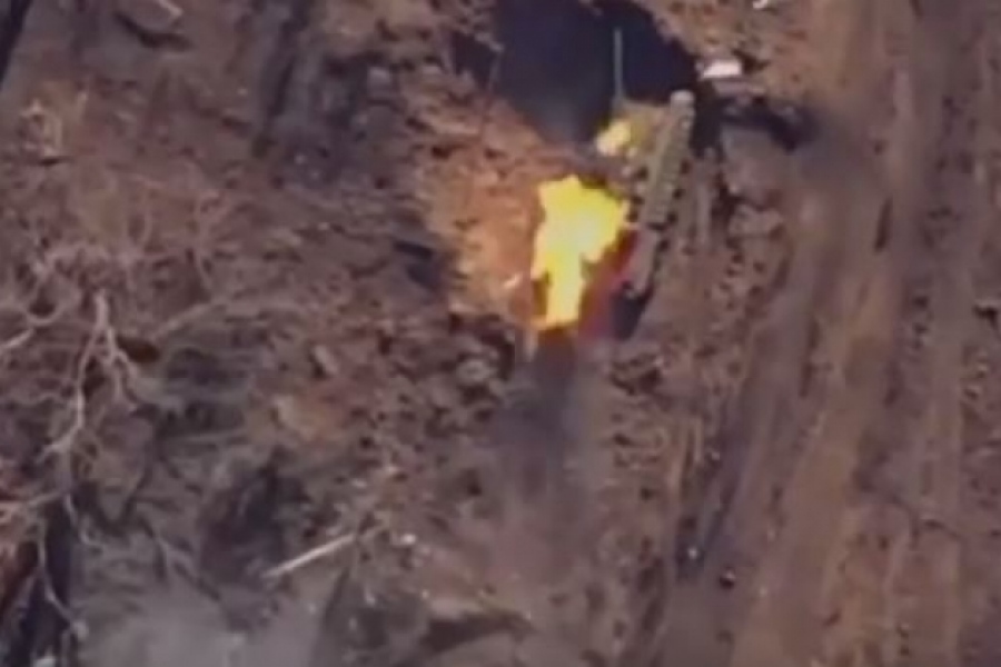 Τανκ των Ουκρανικών Ενόπλων Δυνάμεων έπεσε σε γιγάντιο κρατήρα και κάηκε από επίθεση από drones FPV