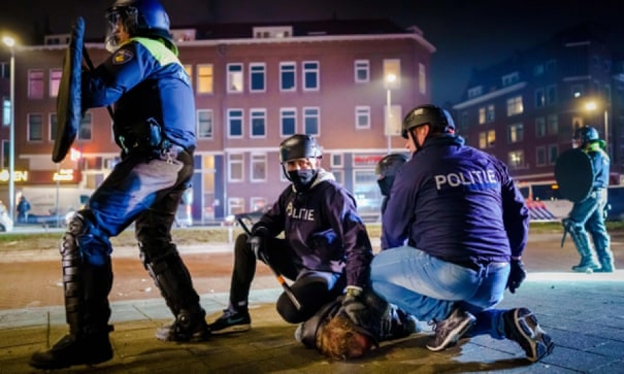Συνεχίζονται για 3η νύχτα οι έντονες αντιδράσεις κατά του lockdown στην Ολλανδία - 150 συλλήψεις