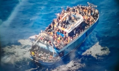 Και το BBC αδειάζει το ελληνικό λιμενικό για Πύλο μετά τη βόμβα WDR: Το πλοίο ήταν αμετακίνητο για επτά ώρες, πριν ανατραπεί
