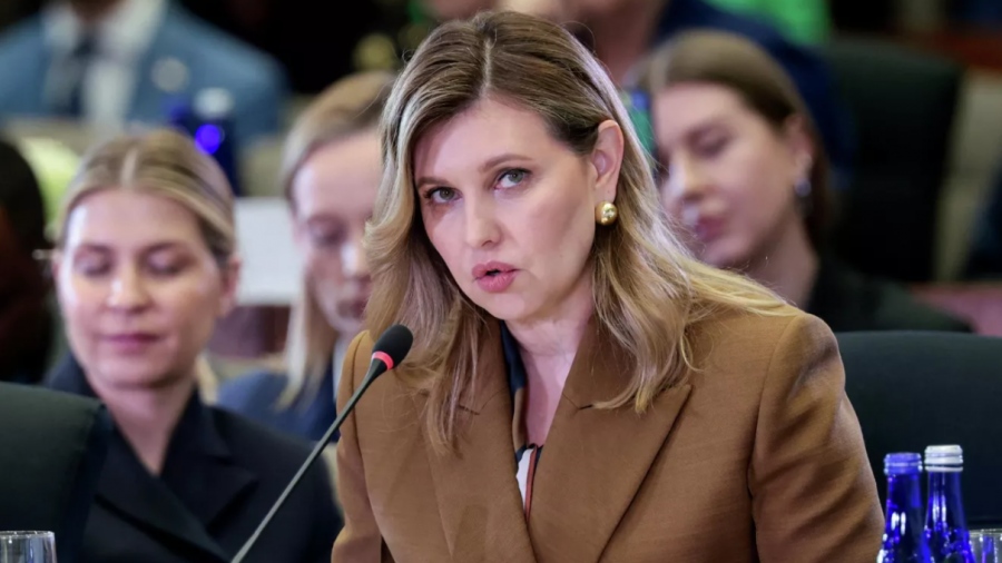 Αμηχανία και ρεζίλι - Η γυναίκα του Zelensky μιλά σε... άδεια καρέκλα