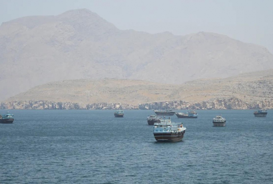 UKMTO -- Δεξαμενόπλοιο χτυπήθηκε στα Στενά του Hormuz, κοντά στο Ομάν