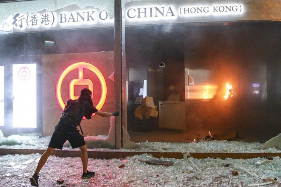 Χονγκ Κονγκ: Εξαντλούνται τα χρήματα από τα ΑΤΜs – Έντονοι φόβοι για bank run