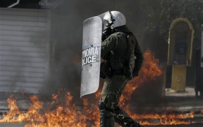 Επεισόδια στα Εξάρχεια - Επίθεση με μολότοφ σε άνδρες των ΜΑΤ