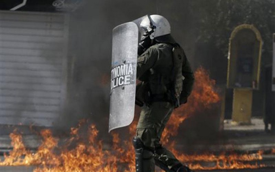 Επεισόδια στα Εξάρχεια - Επίθεση με μολότοφ σε άνδρες των ΜΑΤ