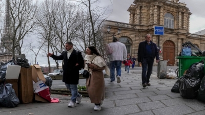Γαλλία: Πρωτεύουσα των σκουπιδιών «η Πόλη του Φωτός» - 5.600 τόνοι απορριμμάτων δεν περισυλλέχθηκαν στο Παρίσι