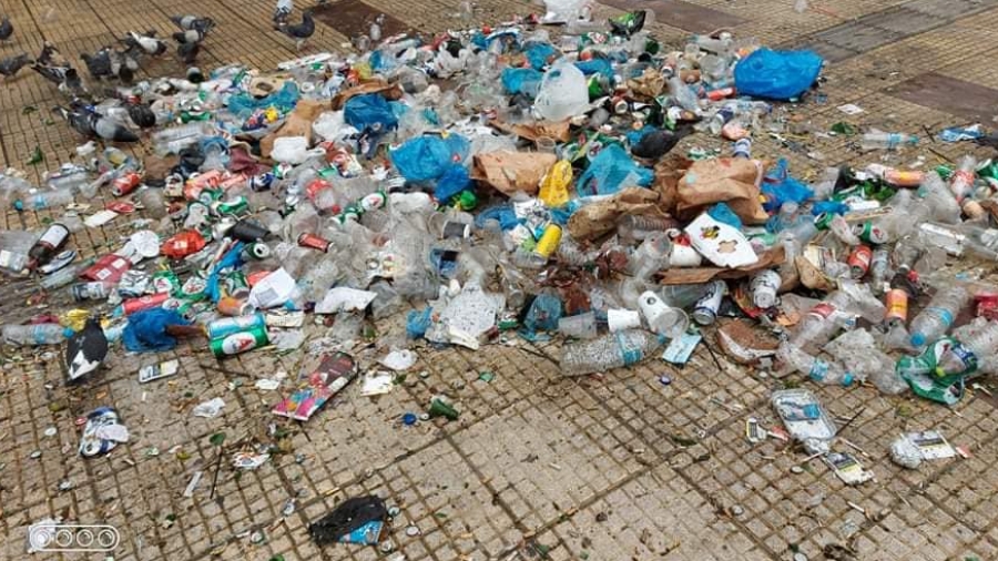 Κυψέλη: Δεκάδες σακούλες σκουπίδια μαζεύτηκαν από το πάρτι στην πλατεία Αγίου Γεωργίου